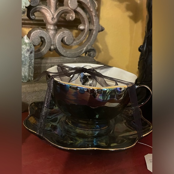 PARK CHATEAU NEW Skull Teacup & Saucer Set Black Iridescent & White W/Gold Trim - Picture 3 of 9